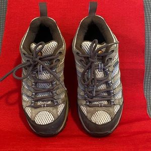 Womens 6.5 Merell hiking shoes.
